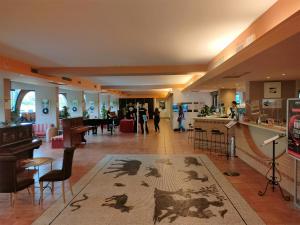 a lobby with a rug on the floor and people in a room at Hotel Giò Wine e Jazz Area in Perugia