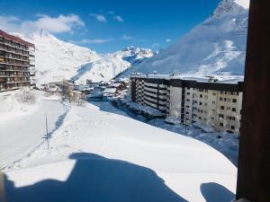 a view of a snow covered mountain from a building at Appartement Tignes, 4 pièces, 6 personnes - FR-1-480-2 in Tignes