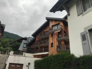 a building with balconies on the side of it at Studio Samoëns, 1 pièce, 2 personnes - FR-1-629-77 in Samoëns