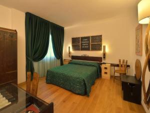 Кровать или кровати в номере Hotel Giò Wine e Jazz Area