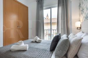 Posteľ alebo postele v izbe v ubytovaní Lovely duplex with private parking near city center by REMS