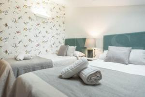 Posteľ alebo postele v izbe v ubytovaní Lovely duplex with private parking near city center by REMS