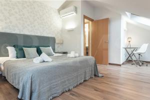 Posteľ alebo postele v izbe v ubytovaní Lovely duplex with private parking near city center by REMS