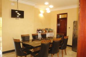 una sala da pranzo con tavolo e sedie di Terezina Guest House and Homes Pakwach a Pakwach East