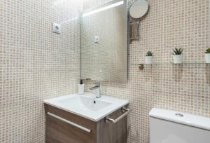 Kúpeľňa v ubytovaní Lovely duplex with private parking near city center by REMS
