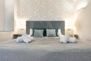 Posteľ alebo postele v izbe v ubytovaní Lovely duplex with private parking near city center by REMS