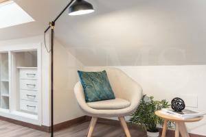 Posedenie v ubytovaní Lovely duplex with private parking near city center by REMS