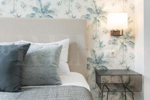 Posteľ alebo postele v izbe v ubytovaní Lovely duplex with private parking near city center by REMS