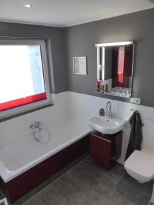 ein Badezimmer mit Badewanne und Waschbecken in der Unterkunft Ferienwohnung Thiele in Rosswein in Roßwein