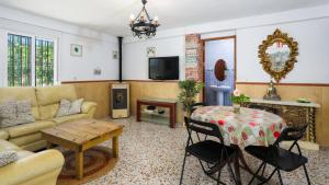 Televízia a/alebo spoločenská miestnosť v ubytovaní Casa Rural La Milla Verde Málaga - Campanillas by Ruralidays