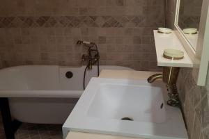 y baño con lavabo blanco y bañera. en Appart grand standing, centre historique climatise, en Aviñón