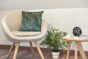 Posedenie v ubytovaní Lovely duplex with private parking near city center by REMS