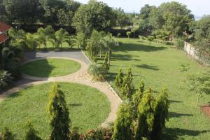 A garden outside Terezina Guest House and Homes Pakwach