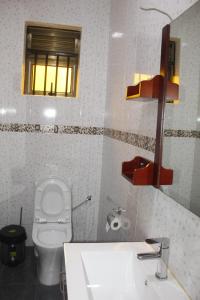 A bathroom at Terezina Guest House and Homes Pakwach
