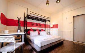 um quarto com uma cama grande e almofadas vermelhas em Locomo Mumbai - Stay Work Eat em Mumbai