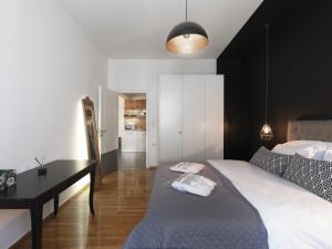 sypialnia z łóżkiem i biurkiem w obiekcie Athenian Apartment in the center with Jacuzzi w Atenach