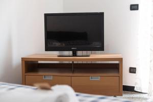 A television and/or entertainment centre at Genova-tra mare e centro storico