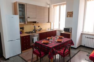 A kitchen or kitchenette at Genova-tra mare e centro storico
