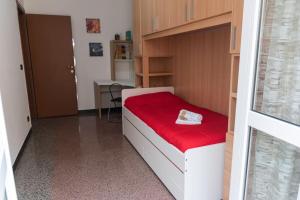 A bed or beds in a room at Genova-tra mare e centro storico