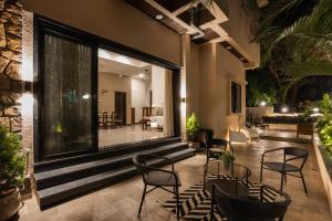 SaffronStays Uno Crest, Lonavala - 4 BDR Artistically Decorated Villa Near Bhushi Dam的休息区