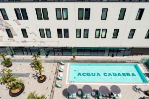 Una vista aérea de un edificio con piscina. en The Social Hub Bologna, en Bolonia