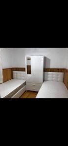 - une chambre avec 2 lits et un miroir dans l'établissement Blue House - Mavi Ev, à Fethiye