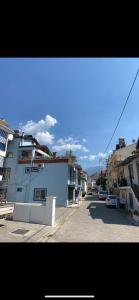 une rue de la ville avec un bâtiment et des bâtiments blancs dans l'établissement Blue House - Mavi Ev, à Fethiye