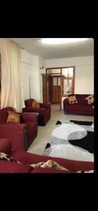 - un salon avec des canapés rouges et un tapis dans l'établissement Blue House - Mavi Ev, à Fethiye
