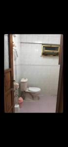 La salle de bains est pourvue de toilettes et d'un lavabo. dans l'établissement Blue House - Mavi Ev, à Fethiye