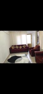 - un salon avec un canapé et deux canapés dans l'établissement Blue House - Mavi Ev, à Fethiye