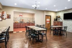 シェルビービルにあるEcono Lodgeのテーブルと椅子とバーのあるレストラン +48枚の写真