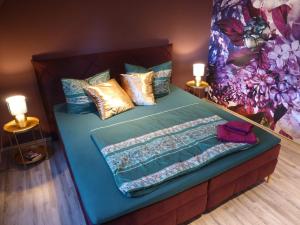 Bett in einem Zimmer mit zwei Lampen in der Unterkunft Ferienwohnung Thiele in Rosswein in Roßwein