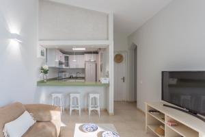 salon z kanapą i kuchnią w obiekcie Luxury Bungalow - Private Terrace - Pool - AirCon w mieście San Bartolomé