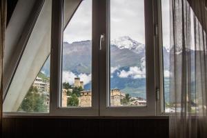 Vista generica sulle montagne o vista sulle montagne dall'interno dell'hotel