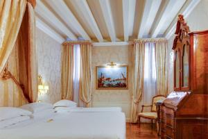 sypialnia z 2 łóżkami i komodą w obiekcie Canal Grande w Wenecji