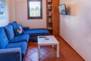 Casa en la playa de Area con finca privada في فيفييرو: غرفة معيشة مع أريكة زرقاء وطاولة
