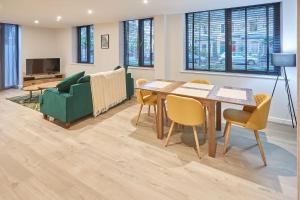 een woonkamer met een eettafel en stoelen bij Host & Stay - Fern in York