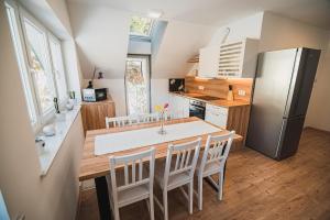 Kuchyň nebo kuchyňský kout v ubytování Apartments Rozalija