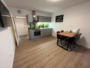 kuchnia ze stołem i krzesłami w pokoju w obiekcie Modernes 4er Apartment in Skilift-Nähe w mieście Zell am See