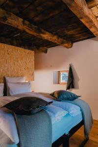um quarto com uma cama num quarto com tectos em madeira em Corippo Albergo Diffuso 
