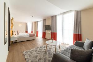 una camera d'albergo con letto e divano di Seaview Hotel - Adults Only 16 Plus a San Pawl il-Baħar