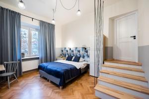 Postel nebo postele na pokoji v ubytování Old Town Eclectic Apartment for 6 people