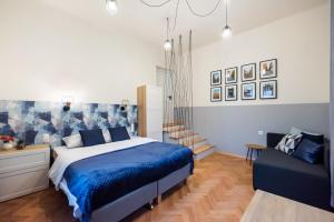 Postel nebo postele na pokoji v ubytování Old Town Eclectic Apartment for 6 people