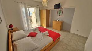 Postel nebo postele na pokoji v ubytování Apartments Mandalinic