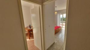 Postel nebo postele na pokoji v ubytování Apartments Mandalinic