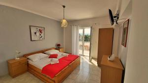 Postel nebo postele na pokoji v ubytování Apartments Mandalinic