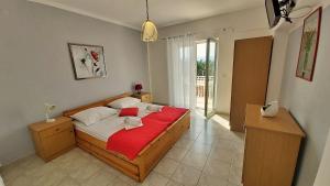 Postel nebo postele na pokoji v ubytování Apartments Mandalinic