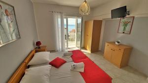 Postel nebo postele na pokoji v ubytování Apartments Mandalinic