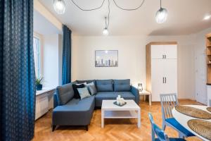 Posezení v ubytování Old Town Eclectic Apartment for 6 people