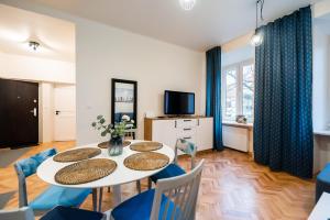 TV a/nebo společenská místnost v ubytování Old Town Eclectic Apartment for 6 people